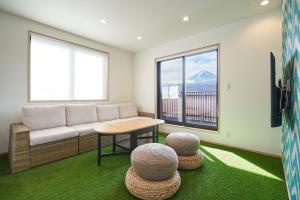 ein Wohnzimmer mit Sofa und Tisch in der Unterkunft 10 Resort Club -Nature- in Azagawa