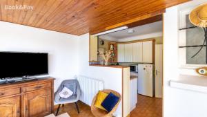 - une cuisine avec une télévision à écran plat dans la chambre dans l'établissement Le Crépuscule, 300m de la plage, animaux de compagnie bienvenue, à Gouville-sur-Mer