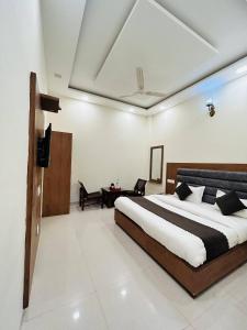 ein Schlafzimmer mit einem großen Bett in einem Zimmer in der Unterkunft The Woodlark !! Managed by Sidham Hospitality !! in Chandīgarh