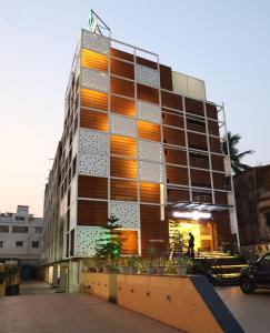 een hoog gebouw met een persoon die ervoor staat bij Hotel Durene in Bhubaneshwar