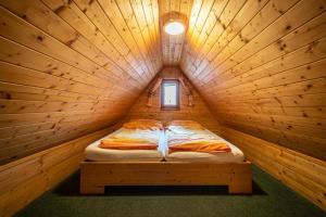 Postel nebo postele na pokoji v ubytování Bungalovy Sepetná - pro 4 osoby