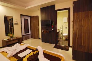 een hotelkamer met een bed en een badkamer bij Hotel Durene in Bhubaneshwar