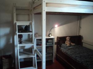 um quarto com um beliche e uma escada em Grande maison de vacances em Saint-Laurent-de-la-Salanque