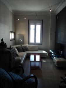 uma sala de estar com um sofá e uma mesa em Grande maison de vacances em Saint-Laurent-de-la-Salanque