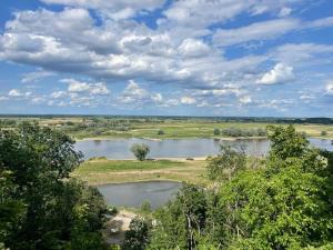 a view of a river on a cloudy day at Privates Zimmer im Herzen von Hitzacker in Dötzingen