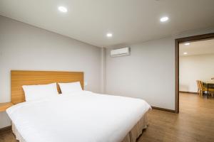 سرير أو أسرّة في غرفة في W Ocean Pension