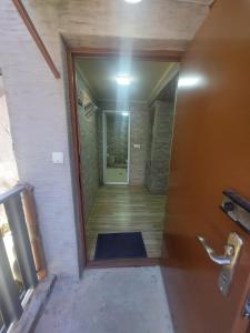 einen Flur mit Tür und Matte in einem Zimmer in der Unterkunft Guest House Lakada in Kutaissi