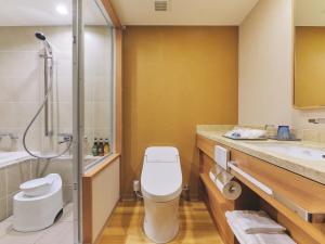 京都的住宿－Miyako Hotel Kyoto Hachijo，浴室配有卫生间、淋浴和盥洗盆。