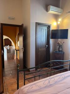 A bed or beds in a room at Case vacanza e camere in Villa Isabella con parcheggio custodito e wifi