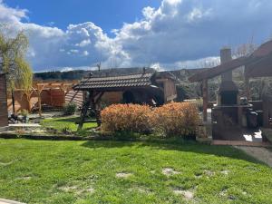 einen Garten mit einem Pavillon und einigen Büschen in der Unterkunft Apartmán Ivona 2 in Zlín