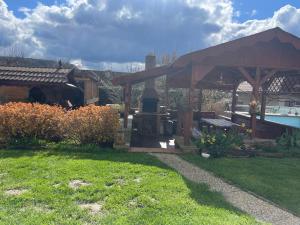 um gazebo com uma fonte num quintal em Apartmán Ivona em Štípa