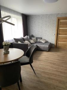 uma sala de estar com um sofá e uma mesa em Dzīvoklis centrā em Jēkabpils