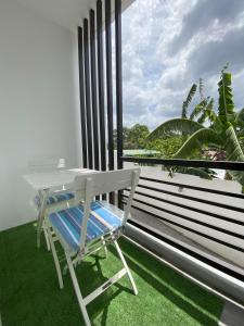 a white table and a chair on a balcony at Greenview Terraces in Kay Riapay