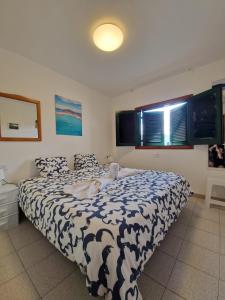 コラレホにあるLa Casitaのベッドルーム1室(青と白の掛け布団付きのベッド1台付)
