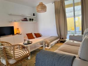 - un salon avec un canapé et une table dans l'établissement Maria da Vinha Porto Santo Beach House, à Porto Santo