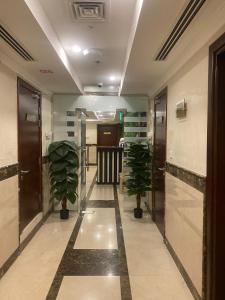 un pasillo con dos macetas en un edificio en A Line Hotel en Doha