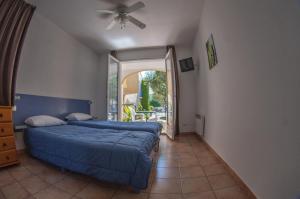 Postel nebo postele na pokoji v ubytování Hôtel Le Leukos + 37 fotografií