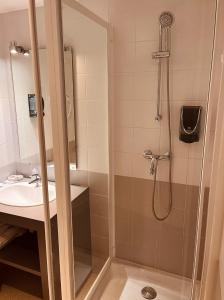 een badkamer met een douche en een wastafel bij Restaurant Hôtel du Vercors in Saint-Martin-en-Vercors