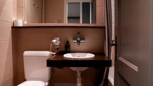 La salle de bains est pourvue de toilettes et d'un lavabo. dans l'établissement Champoussin Lodge, à Champoussin