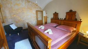A bed or beds in a room at Na Statku Babiččino údolí