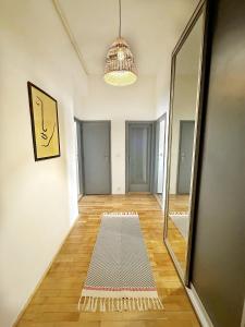 Imagem da galeria de Bright and central suite with a balcony em Brno