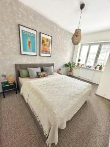 Uma cama ou camas num quarto em Bright and central suite with a balcony