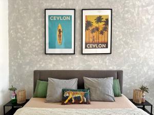 Uma cama ou camas num quarto em Bright and central suite with a balcony