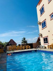 une piscine en face d'un hôtel dans l'établissement NIKOPS ROYAL HOTEL, à Accra