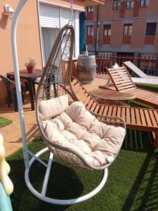 huśtawkę na patio z ławką w obiekcie Garda City Home Family Apartments w mieście Garda