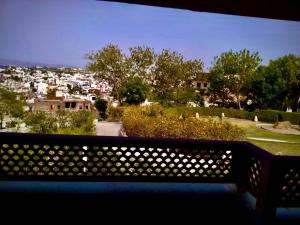 Balkón nebo terasa v ubytování Ramada by Wyndham Udaipur Resort and Spa