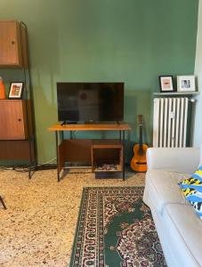 Televízia a/alebo spoločenská miestnosť v ubytovaní Il Vinile - Appartamento Rivoli centro - box auto incluso