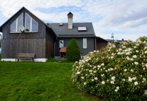 una casa con una ventana en la parte superior de un patio en Ferienhaus Rennsteig-Wander-Mountainbike und Langlaufparadies, en Friedrichshöhe