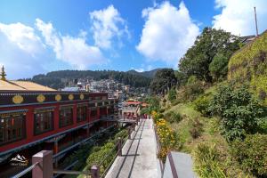 widok na miasto z wzgórza z budynkami w obiekcie Hotel Chhuti lava w mieście Kalimpong