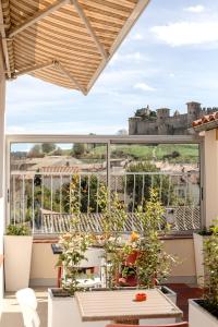 a balcony with a view of a castle at Face Cité - Chambres D'Hôtes - Parking & Garage Gratuit - Wi-Fi Gratuit in Carcassonne
