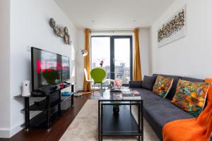 พื้นที่นั่งเล่นของ Stevenage - 2 Bedroom Apartment, Free Wifi & Balcony Upto 5 guests