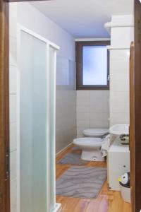 La salle de bains est pourvue de toilettes et d'un lavabo. dans l'établissement Condominio pelusia, à Modène