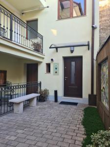 eine Terrasse mit einer Bank vor einem Haus in der Unterkunft ELEMENTS HAUS in Sibiu