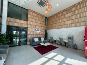 vestíbulo con sofá, mesa y sillas en 1Bedroom,ayuttya,swimming pool,Garden Access en Ban Ko Rian