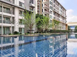 a swimming pool in the middle of a building at 1Bedroom,ayuttya,swimming pool,Garden Access in Ban Ko Rian