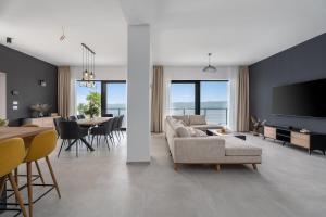 una sala de estar con un sofá y una mesa en Villa Mountain Lodge, en Omiš