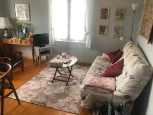 een woonkamer met een bank en een tafel bij villa stella in Ault