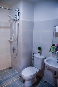 バコロドにあるKeikaCondo BCDのバスルーム(トイレ、洗面台付)
