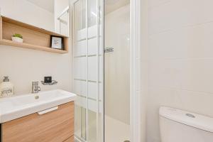 ein Badezimmer mit Dusche und Waschbecken in der Unterkunft Le CozyBussy - 4 pers - Disney & Paris - Parking in Bussy-Saint-Georges