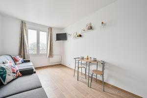 ein Wohnzimmer mit Sofa und Tisch in der Unterkunft Le CozyBussy - 4 pers - Disney & Paris - Parking in Bussy-Saint-Georges