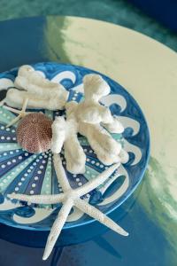 tre animali di peluche su un piatto bianco e blu di Villa Navarra a Praiano