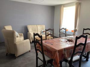 een woonkamer met een tafel en stoelen bij Comme Che(z)Lui in Spa