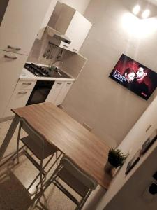 - une petite cuisine avec une table en bois dans l'établissement Ground floor apartment 3 min walk from the sea, à Marsaskala
