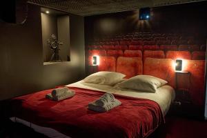 ヌヴェールにあるStudio ciné atypique Climatisé à Nevers by Primo Conciergerieのベッドルーム1室(靴2足のベッド1台付)