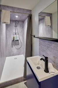 Koupelna v ubytování Studio ciné atypique Climatisé à Nevers by Primo Conciergerie