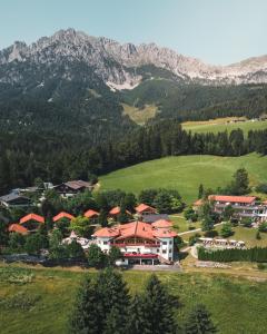 eine Luftansicht eines Resorts in den Bergen in der Unterkunft Hotel Leitenhof 4 Sterne Superior in Scheffau am Wilden Kaiser